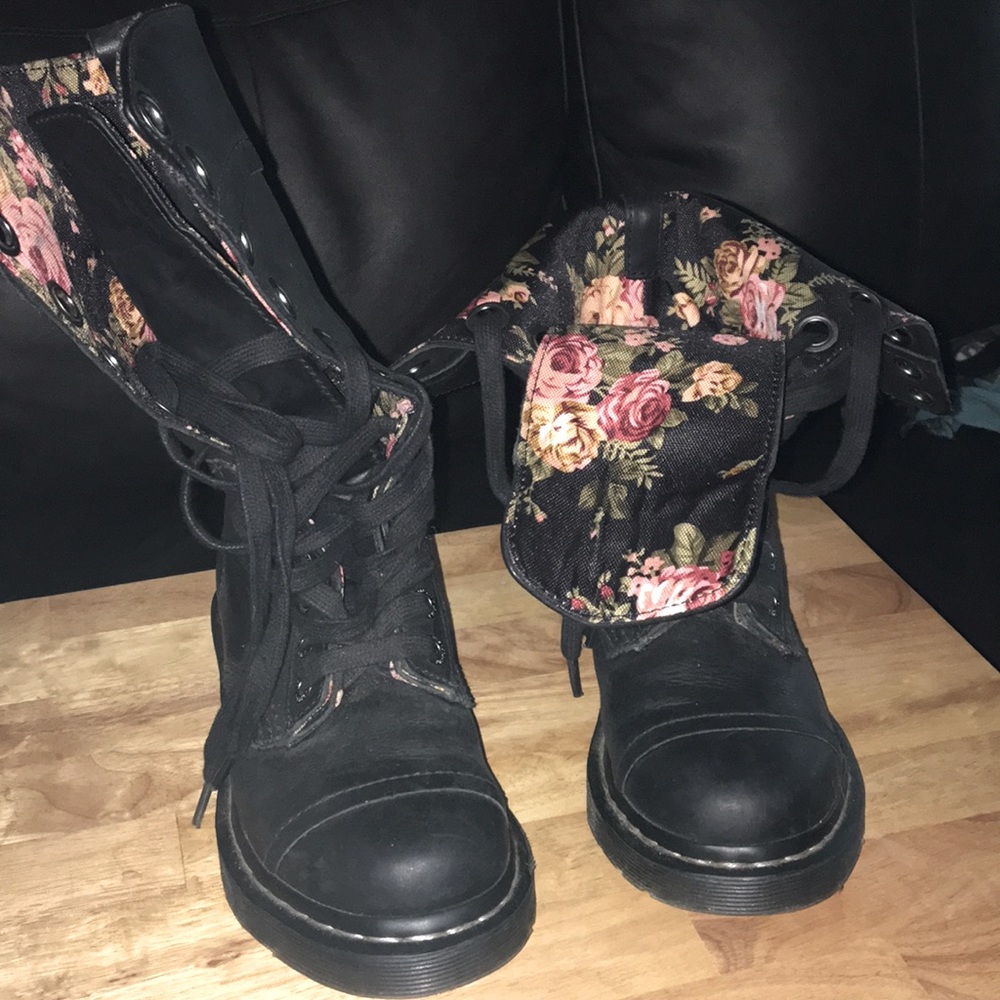Dr. Martens ladies Triumph size 6